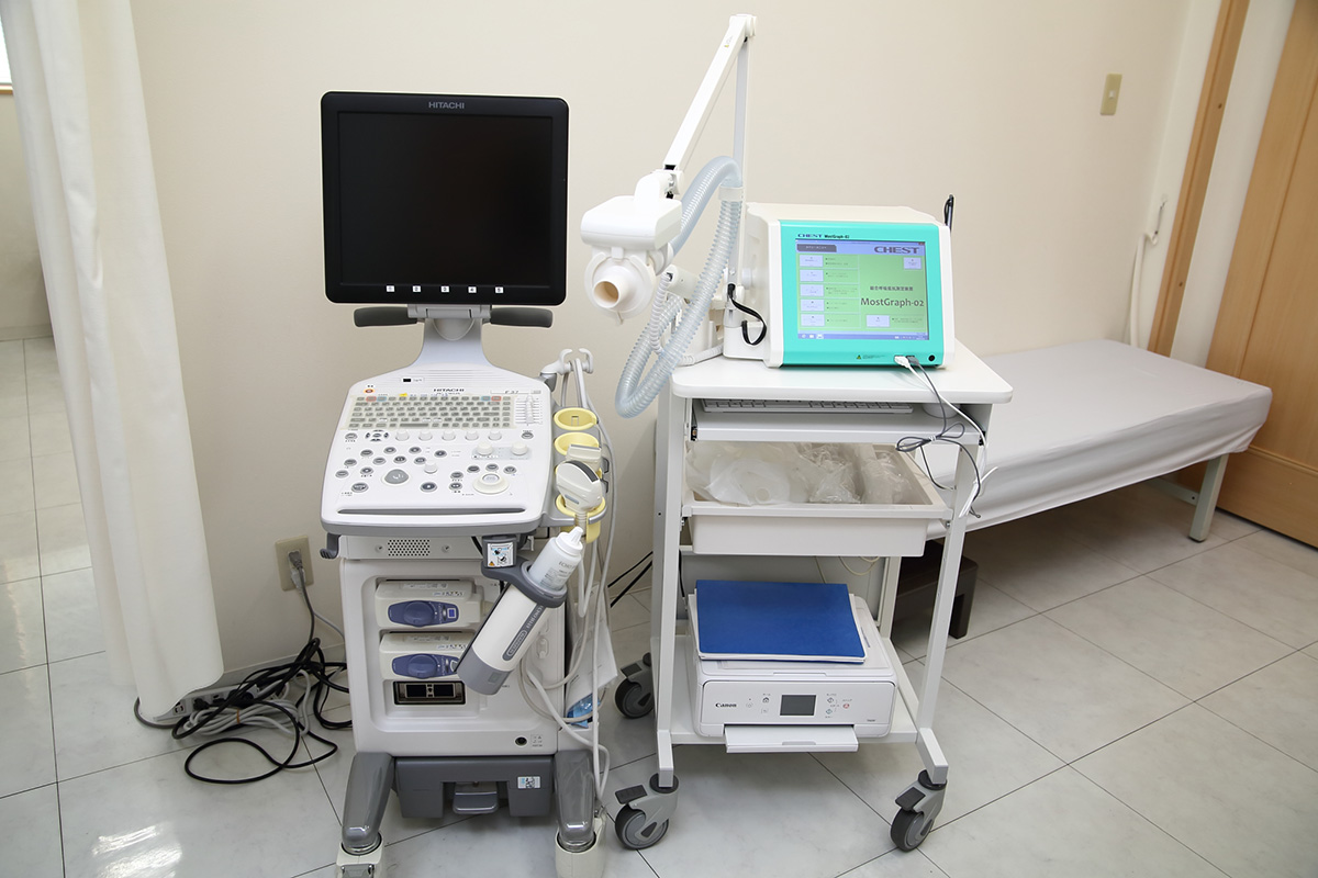 （左）超音波診断装置　（右）総合呼吸抵抗測定装置